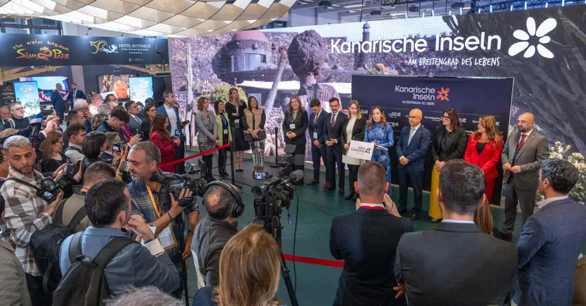 La consejera de Turismo del Gobierno de Canarias, Jessica de León, en el atril del estand de las islas en la feria alemana de turismo ITB Berlín./ NACHO ORAMAS