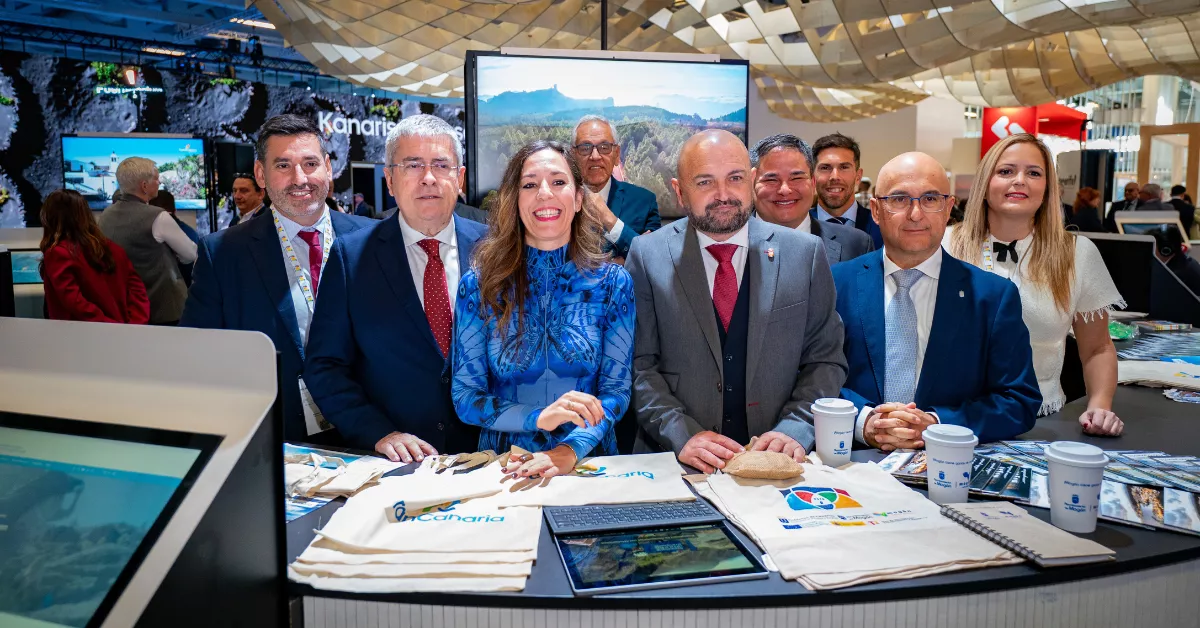 Jessica de León (azul), consejera de Turismo de Canarias, y Carlos Álamo (a la derecha), su homólogo en Gran Canaria, en ITB Berlín./ CEDIDA
