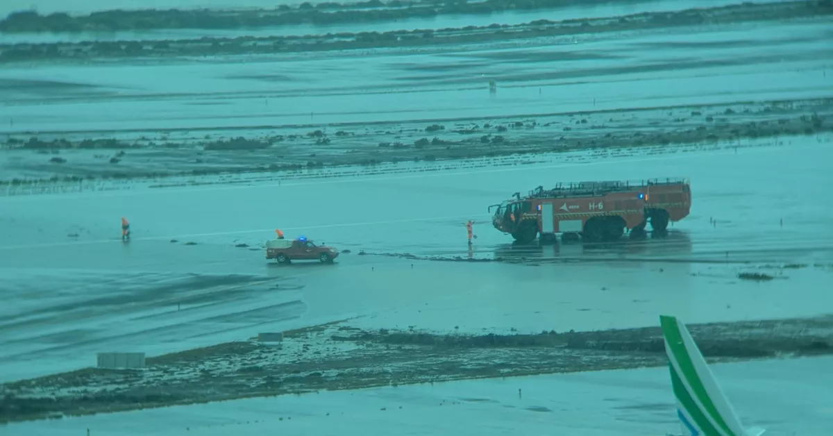 Pistas del aeropuerto de Gran Canaria completamente encharcadas por el agua./ CONTROLADORES 