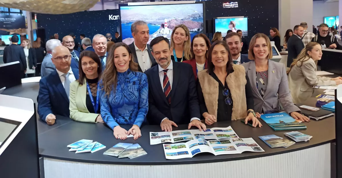 Estand de Canarias en ITB Berlín. En el centro, la consejera de Turismo de Canarias, Jessica de León (azul) y, a su derecha, el consejero homólogo y vicepresidente del Cabildo de Tenerife, Lope Afonso./ CEDIDA