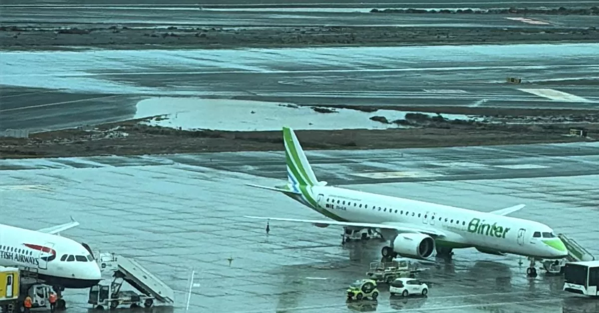 Pista del aeropuerto de Gran Canaria inundada tras las tormentas de este lunes y martes./ CONTROLADORES