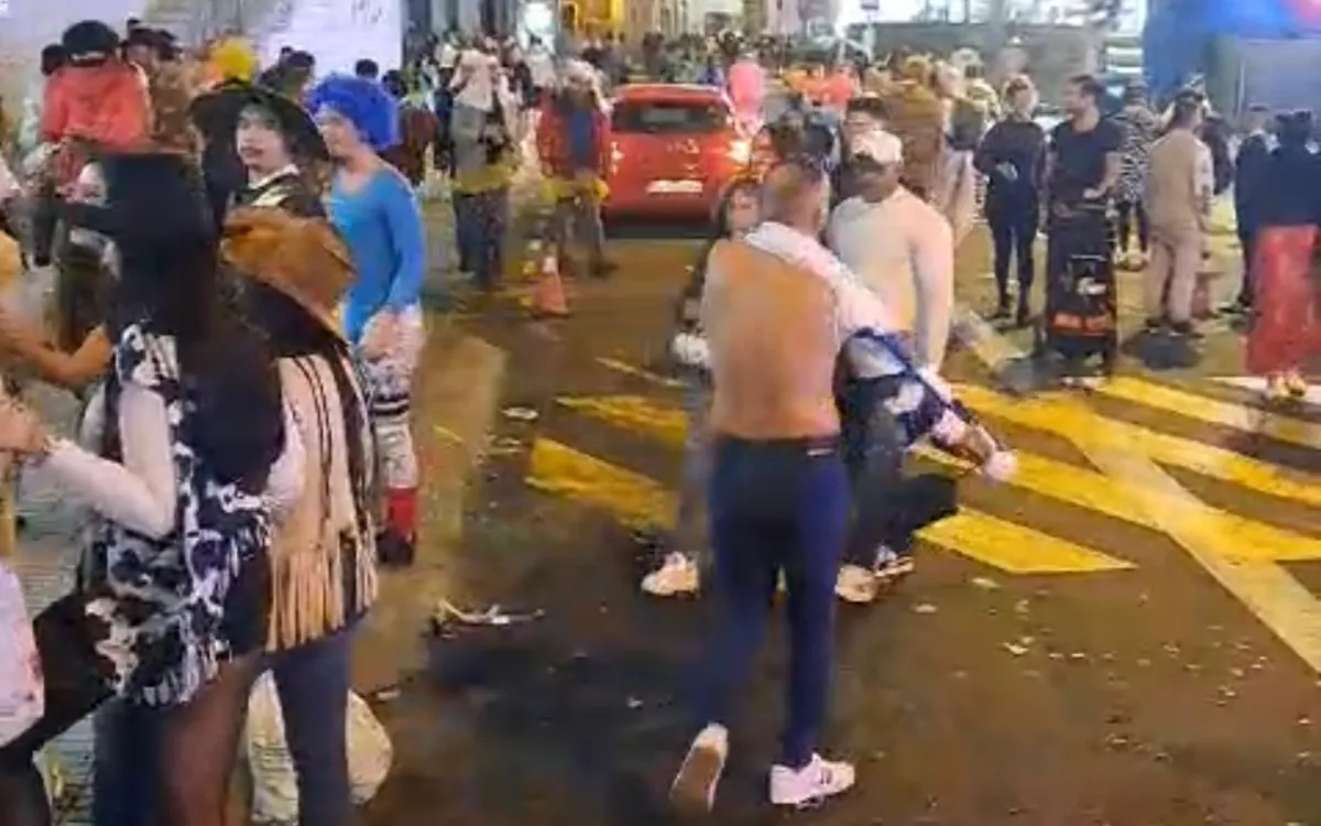 CSIF denuncia que un coche circuló por la zona cerrada al tráfico durante el Carnaval de Las Palmas. / AH