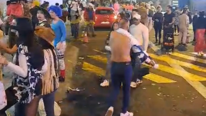 CSIF denuncia que un coche circuló por la zona cerrada al tráfico durante el Carnaval de Las Palmas. / AH