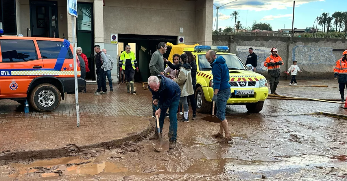 Voluntarios y operarios limpian lodo y barro en Telde tras el paso de una borrasca que ha causado riadas e inundaciones en el municipio./ ACFIPRESS