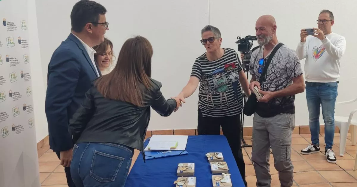 María del Pino Cáceres Hernández y Blas José Cabrera Ramos, tras una vida dando tumbos entre Las Palmas de Gran Canaria y Arucas, recogen las llaves de su nuevo hogar en Agaete. / AH