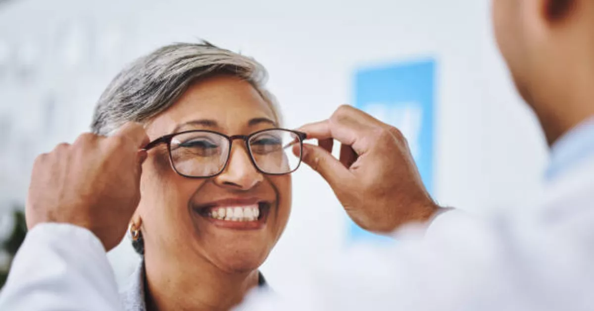 Imagen de un óptico asesorando a una mujer con unas gafas / PEXELS