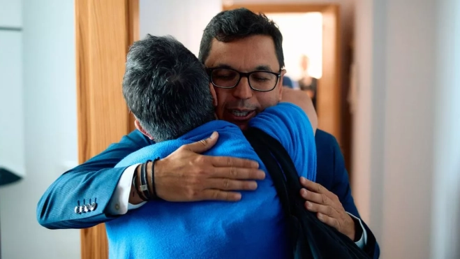 El consejero del Gobierno de Canarias Pablo Rodríguez abraza a María del Pino Hernández, que logra junto a su marido un piso de alquiler asequible en Agaete. / AH