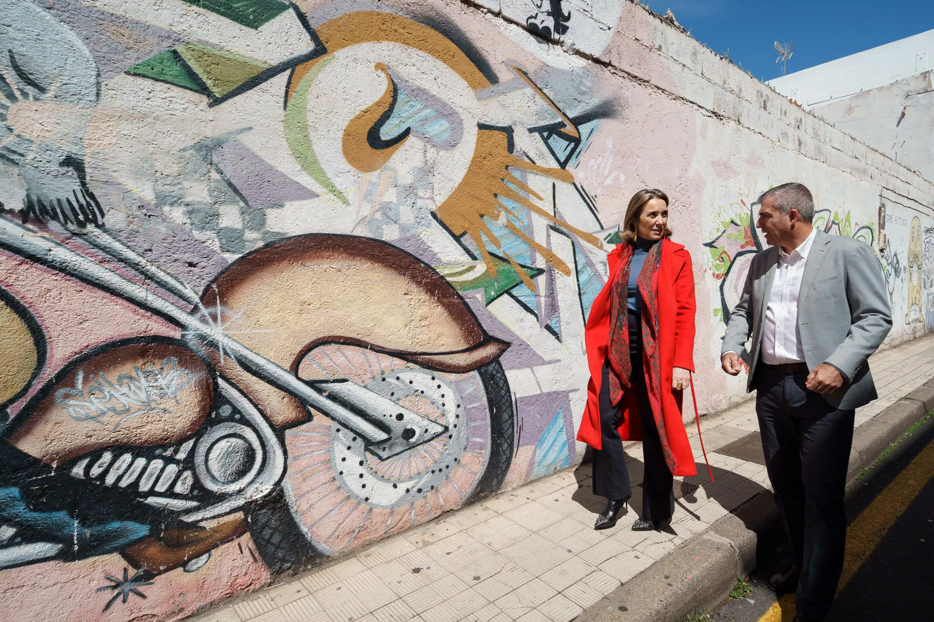 Cuca Gamarra visita el barrio de El Toscal, en Santa Cruz de Tenerife. /EFE