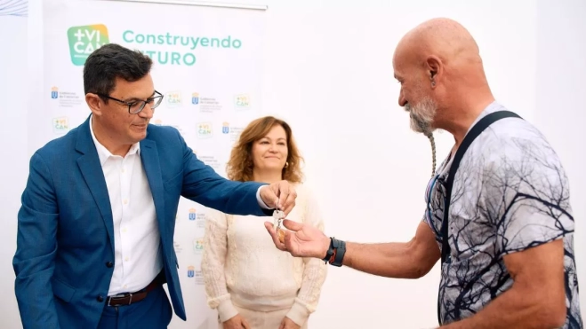 El consejero Pablo Rodríguez entrega a Blas Cabrera la llave de su nueva casa en Agaete. / AH El consejero Pablo Rodríguez entrega a Blas Cabrera la llave de su nueva casa en Agaete. / AH