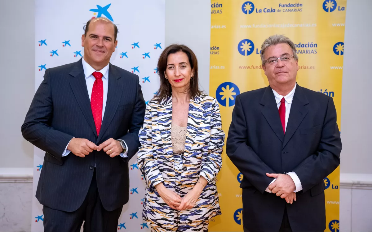 Manuel Afonso, director territorial de CaixaBank en Canarias; Olga del Pino, responsable de Acción Social de la entidad; y Fernando Fernandez, director general de la Fundación La Caja de Canarias. / AH