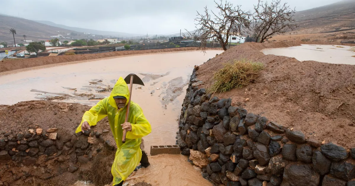 Imagen de una persona lidiando con las lluvias en Canarias / EFE