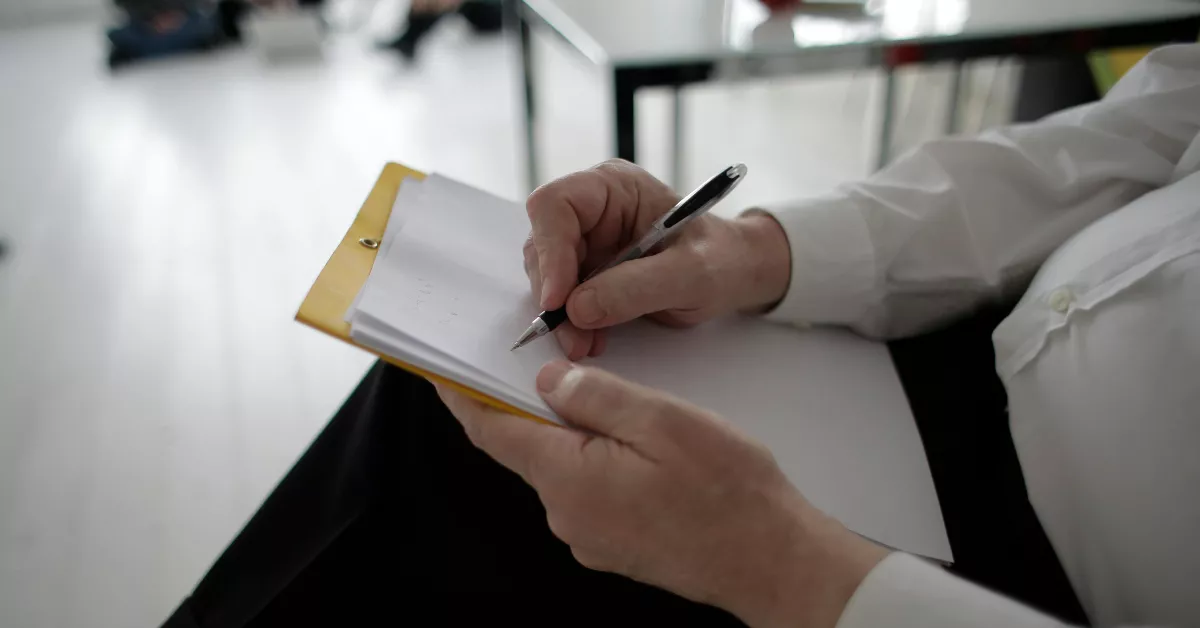 Imagen de una persona solicitando una ayuda / PEXELS