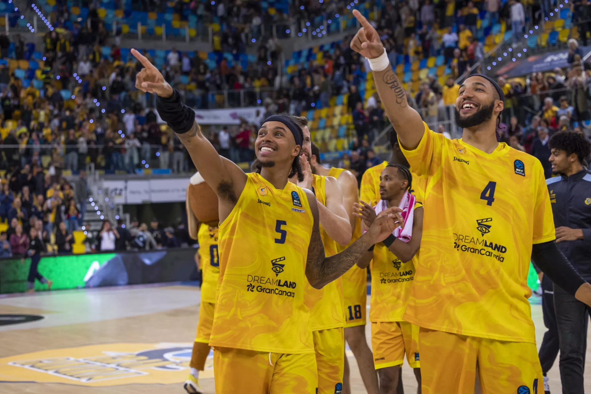 ¿Cuánto vale una acción del CB Gran Canaria? En la imagen, Caleb Homesley (i) y George Conditt IV celebran una victoria del Granca. / QUIQUE CURBELO-EFE