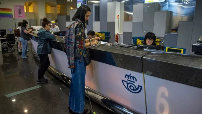 Trabajadoras en una oficina de Correos / EFE