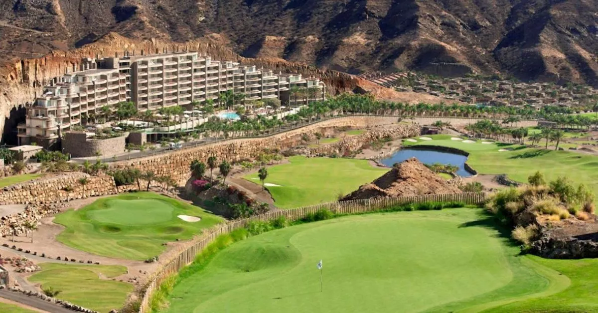 Anfi Tauro, en el municipio de Mogán, una de las joyas del sur de Gran Canaria junto a Anfi del Mar. Ambas propiedades pertenecen a Lopesan, tras adjudicarse las acciones que le faltaban en una controvertida subasta judicial. / AH