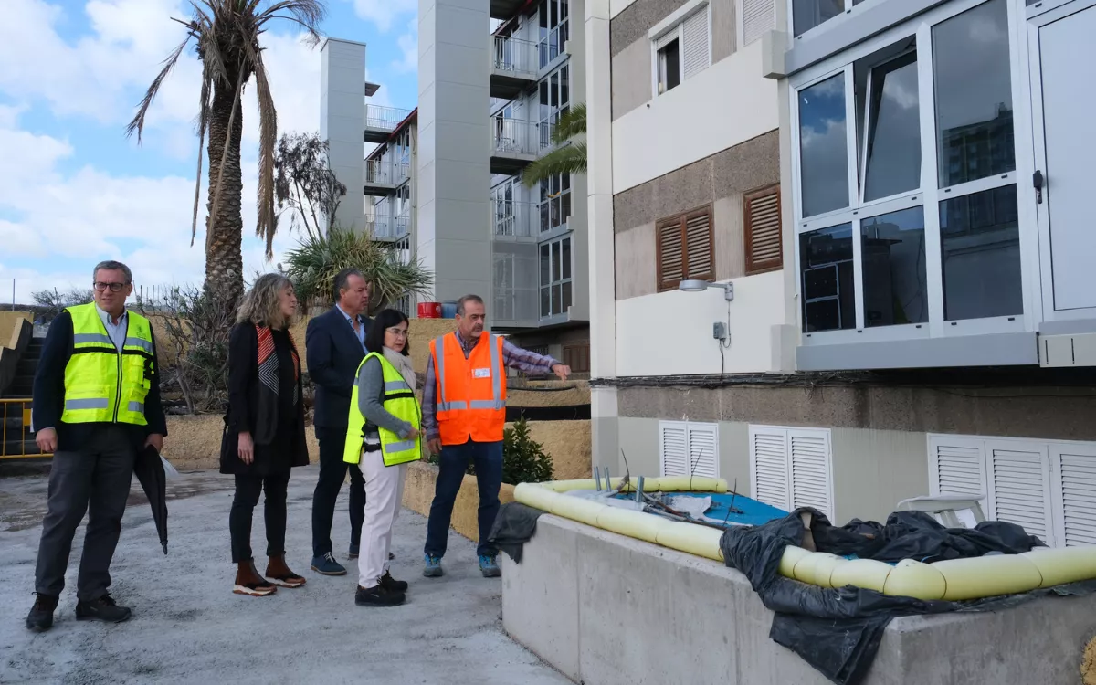 La Paterna sube de nivel: 78 ascensores para mejorar la accesibilidad y el ahorro energético. En la imagen, dos técnicos muestran el proyecto a Carolina Darias, Teresa Mayans y Antonio Ortega. / AH