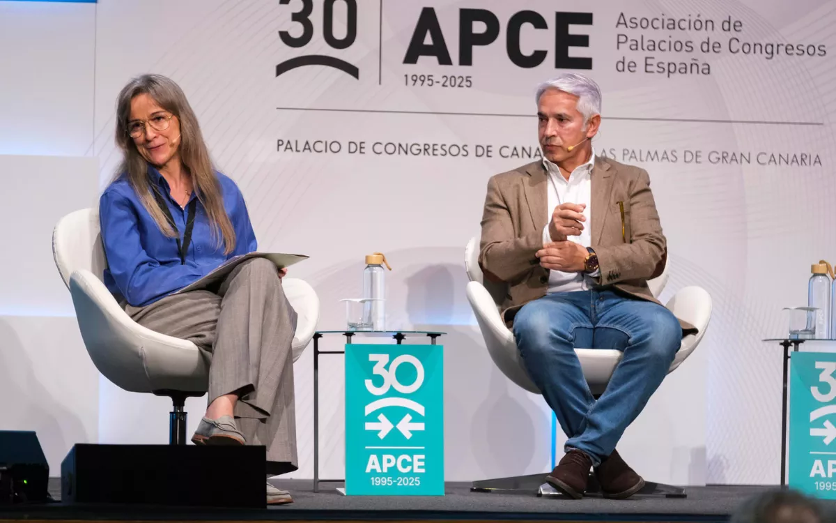 Gran Canaria se juega más que fútbol: el Mundial 2030 traerá 5.000 millones en turismo e inversiones. En la imagen, Susana Pérez, directora del Palacio de Congresos de Salamanca y Patricio Viñayo, director general de la UD Las Palmas. / ÁNGEL MEDINA G.-EFE