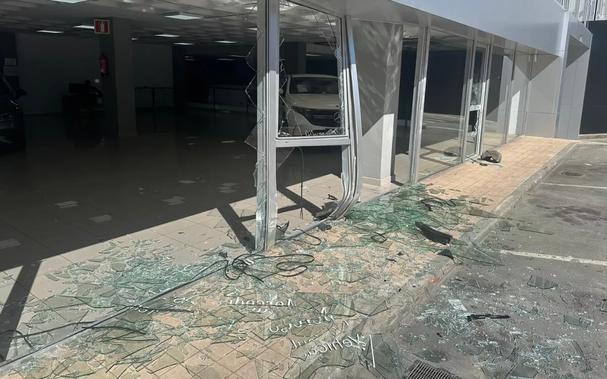 Tres encapuchados intentan robar tres vehículos del concesionario de Mercedes Benz en Las Palmas. / AH