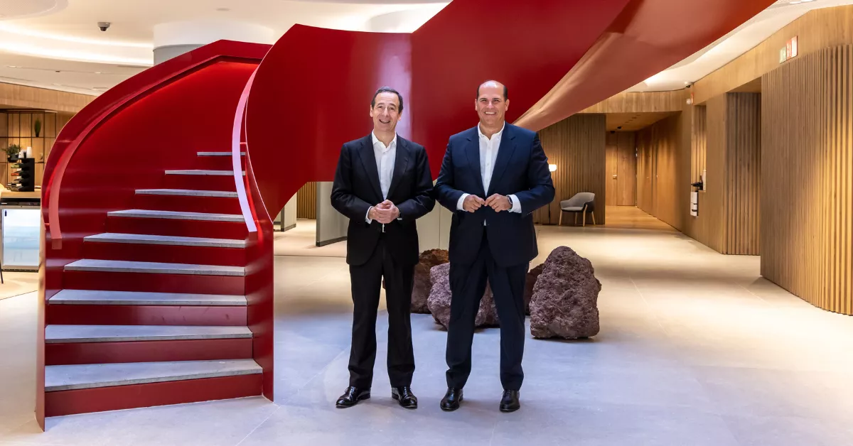 Gonzalo Gortázar reafirma el compromiso de CaixaBank con Canarias durante su visita a las Islas./ CEDIDA