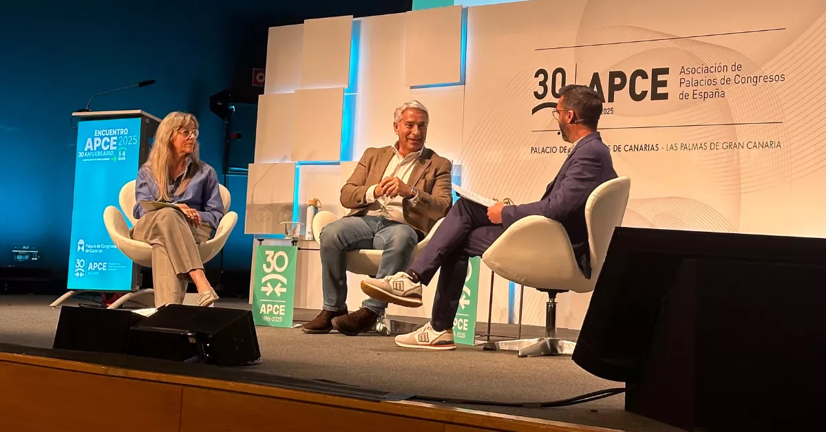 En el centro de la imagen, Patricio Viñayo, director general de la UD Las Palmas, hablando sobre el futuro estadio / ATLÁNTICO HOY - MARCOS MORENO