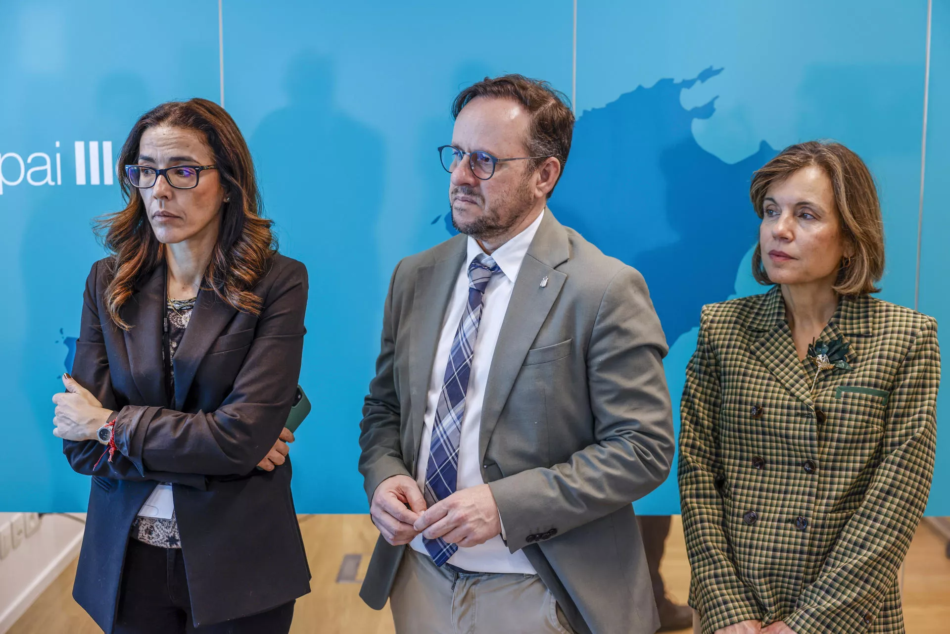 El viceconsejero del Gabinete de la Presidencia del Gobierno de Canarias, Octavio Caraballo (centro)/. EFE/ Elio Germani