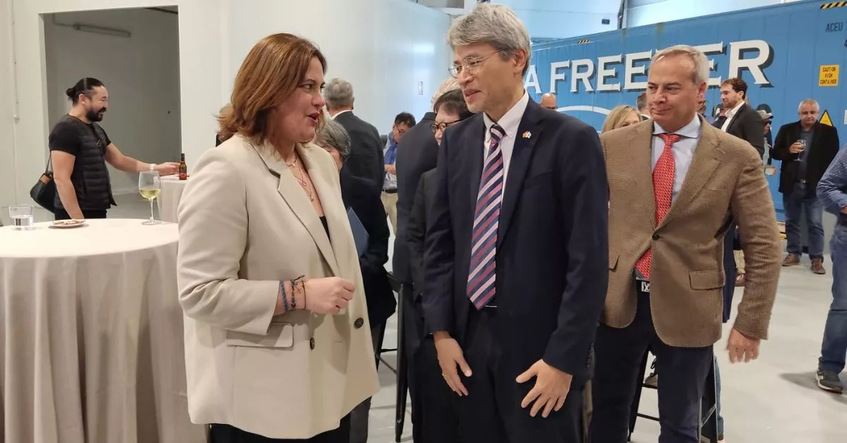 Beatriz Calzada y el cónsul del Japón, Shinji Yamada, en la presentación de la nueva terminal de Unión Martín, capaz de congelar y procesar atún a 60 grados bajo cero en el Puerto de Las Palmas. / AH