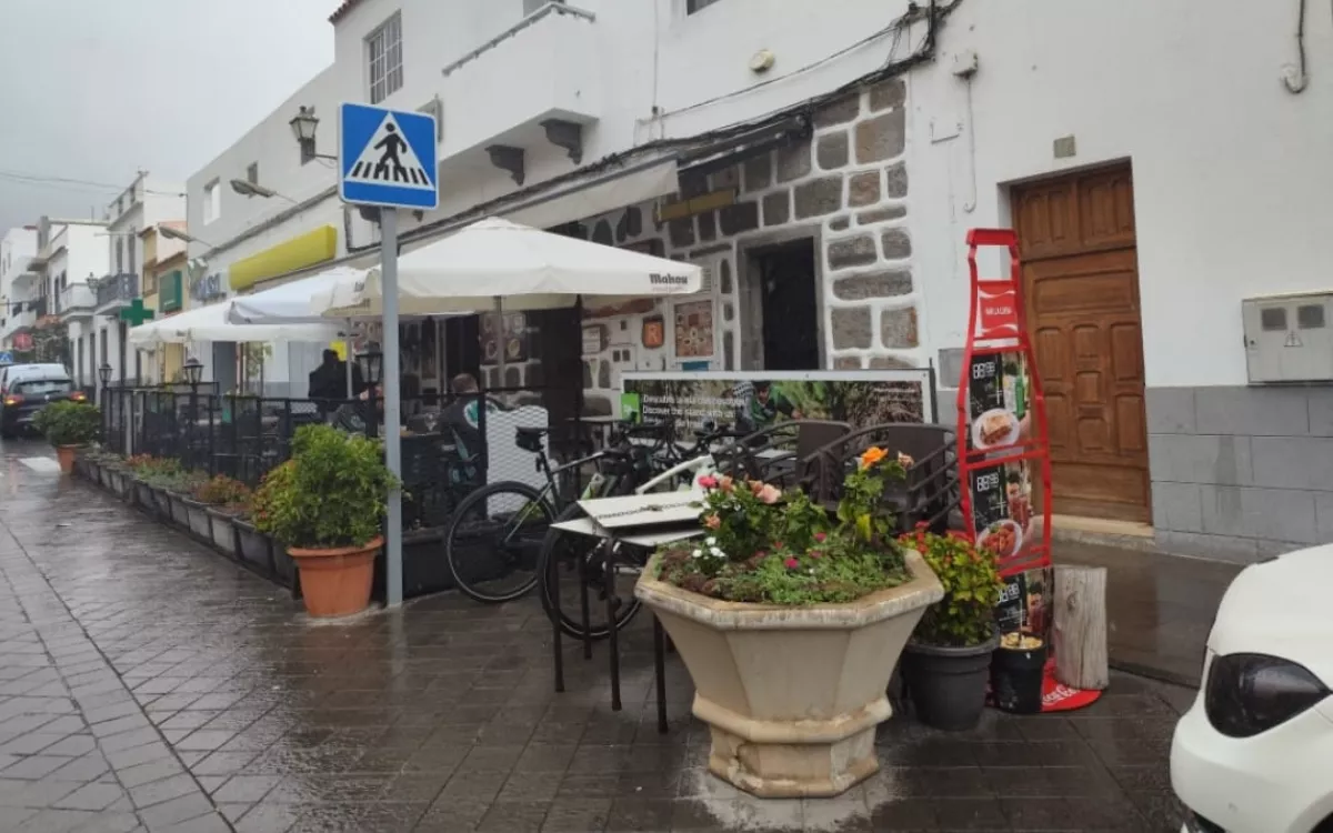 Terrazas ilegales en Tunte: denuncian que el ayuntamiento hace la vista gorda. / AH