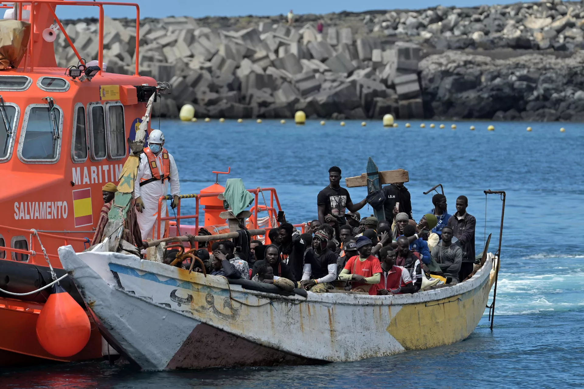  Llegada de migrantes al puerto de La Restinga (El Hierro), en una imagen de archivo. / EFE - GELMERT FINOL