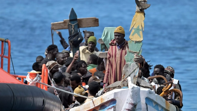 Llegada al puerto de La Restinga, de 70 inmigrantes rescatados este sábado por la embarcación de Salvamento Marítimo, Salvamar Adhara, en aguas cercanas a El Hierro. / EFE - GELMERT FINOL Llegada al puerto de La Restinga, de 70 inmigrantes rescatados este sábado por la embarcación de Salvamento Marítimo, Salvamar Adhara, en aguas cercanas a El Hierro. / EFE - GELMERT FINOL