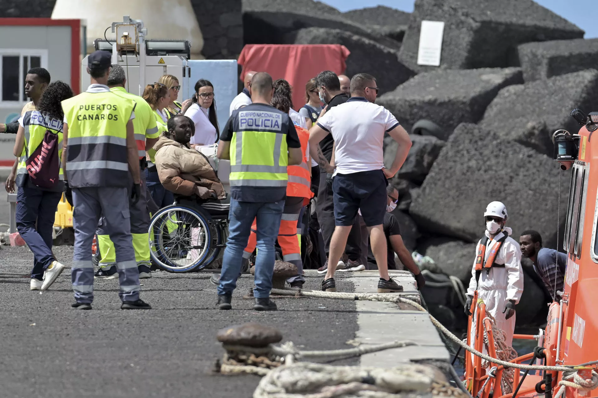 Llegada al puerto de La Restinga, de 70 inmigrantes rescatados este sábado por la embarcación de Salvamento Marítimo, Salvamar Adhara, en aguas cercanas a El Hierro. / EFE- GELMERT FINOL