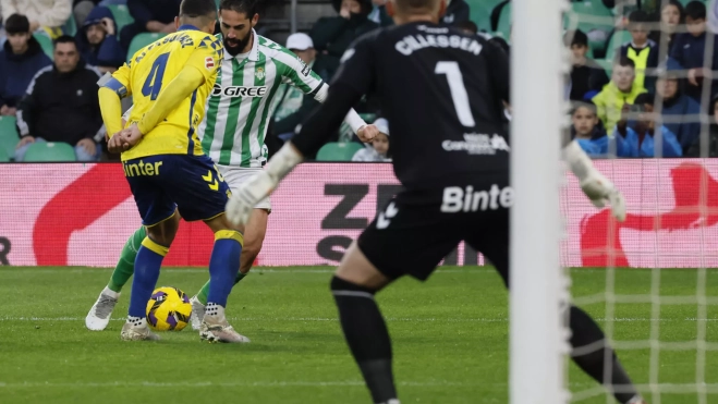  El defensa de la UD Las Palmas José Alejandro Suárez (i) lucha con Isco Alarcón, del Betis, durante el partido de LaLiga que Real Betis y UD Las Palmas disputan hoy domingo en el Benito Villamarín, en Sevilla. / EFE - JOSÉ MANUEL VIDAL