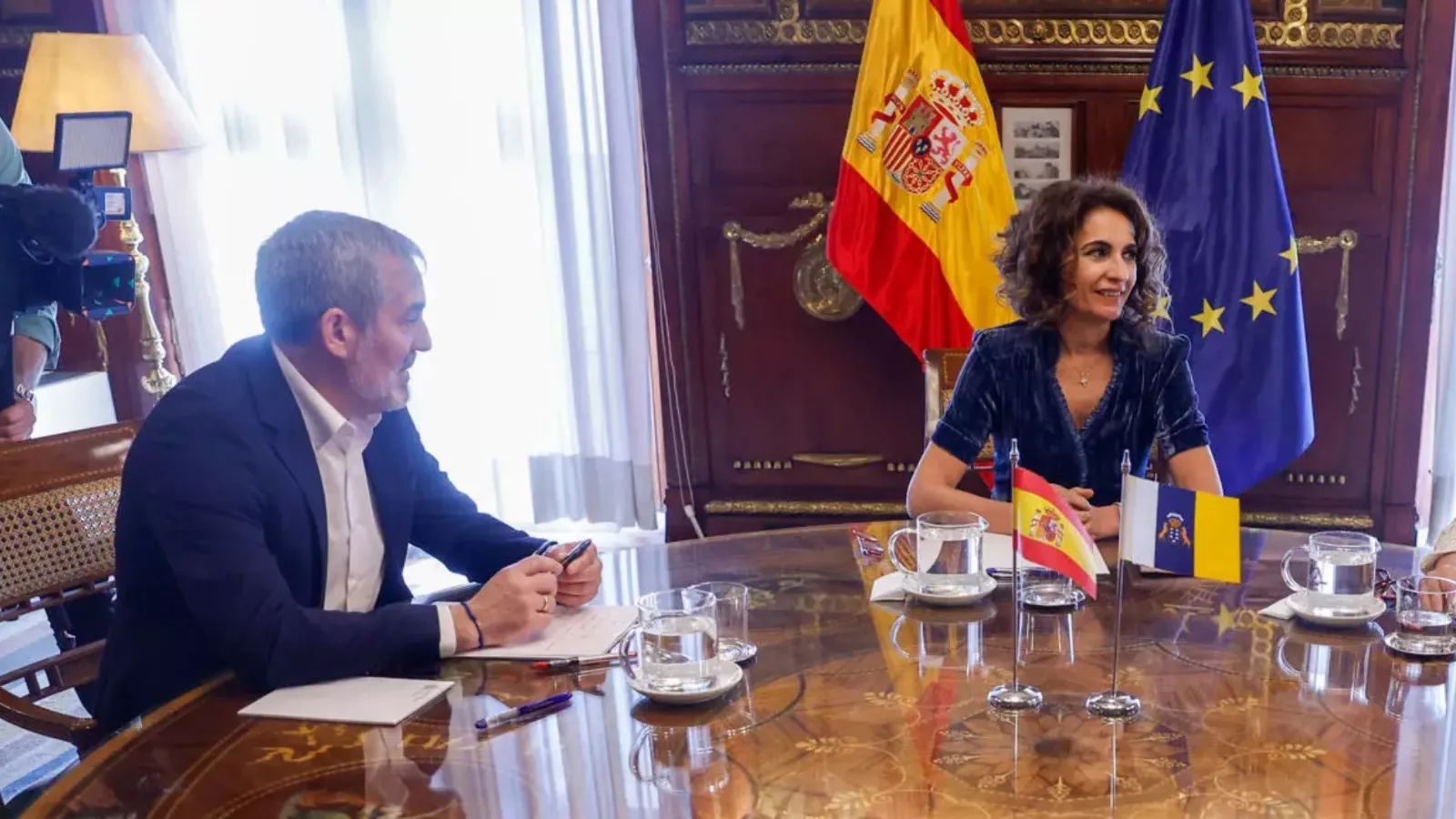 Reunión de abril de 2024 entre Fernando Clavijo, presidente de Canarias, y María Jesús Montero, ministra de Hacienda (fuera de encuadre estaba la diputada de Coalición Canaria en el Congreso, Cristina Valido)./ EFE