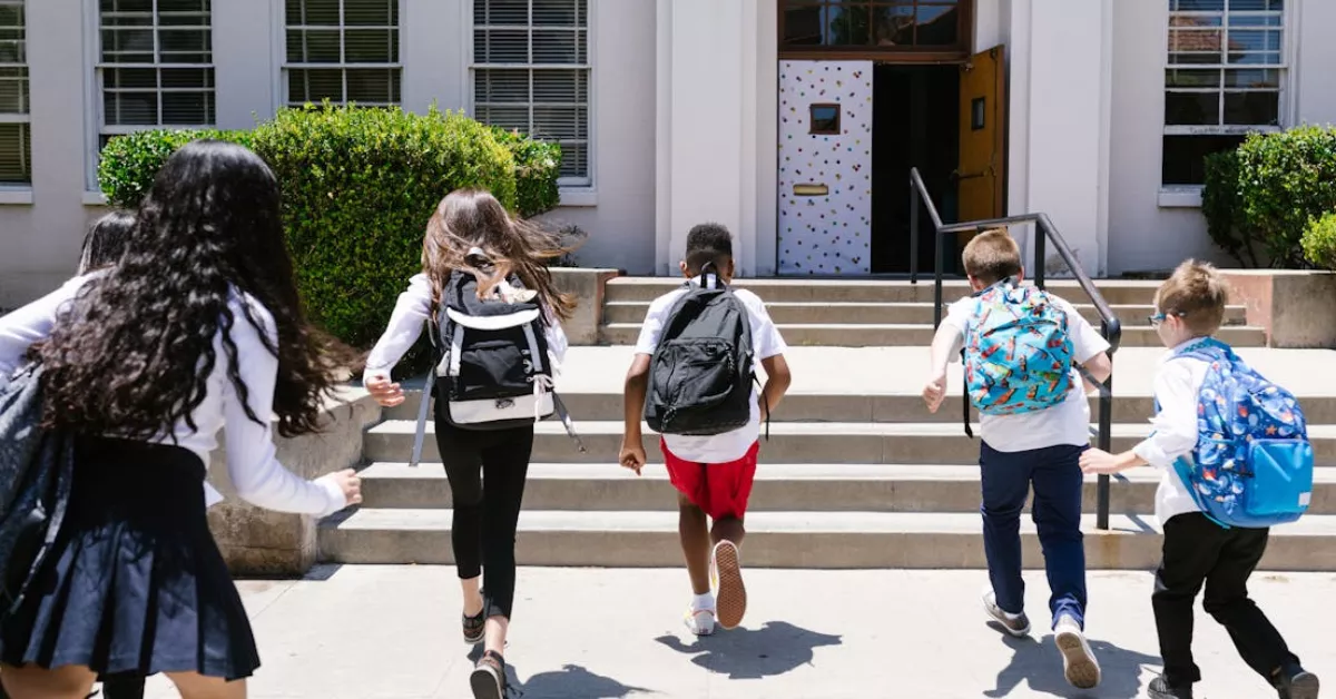 Imagen de alumnos entrando en un colegio / PEXELS 