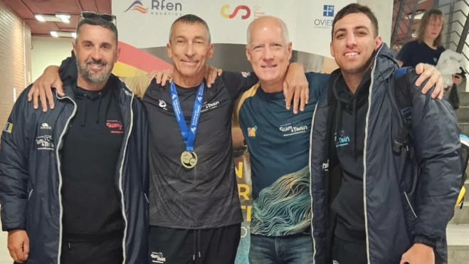 En el centro de la imagen, Kike Mata junto a sus compañeros / CEDIDA En el centro de la imagen, Kike Mata junto a sus compañeros / CEDIDA