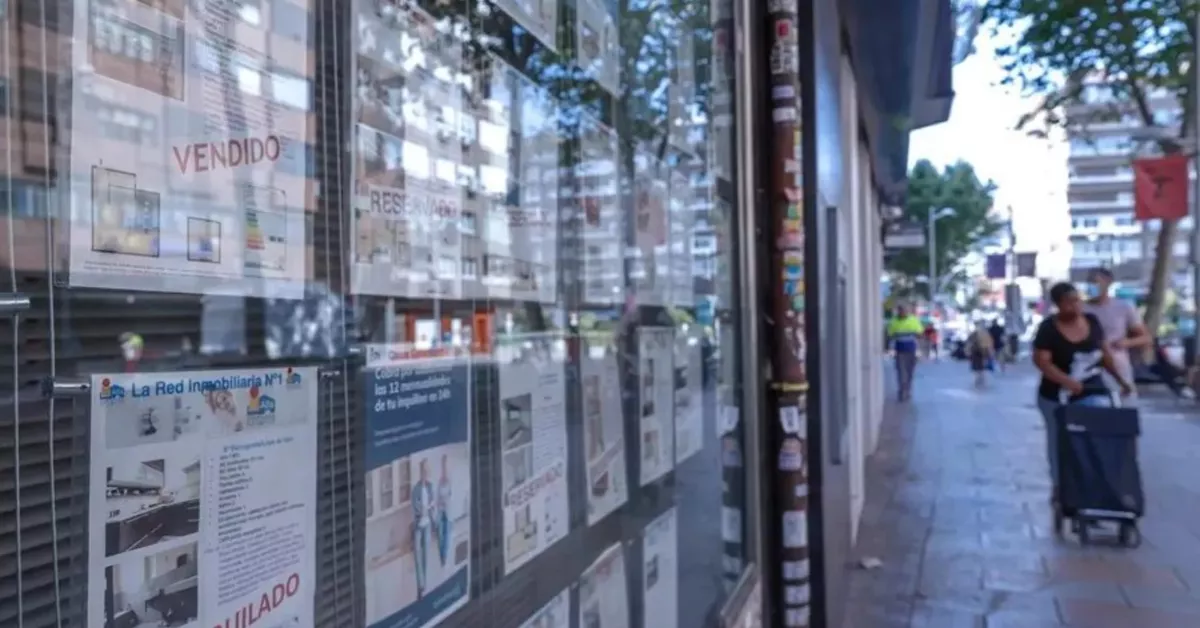 Imagen de una inmobiliaria mostrando la realidad del mercado inmobiliario en Canarias con el precios de varias casas / EFE Imagen de una inmobiliaria mostrando la realidad del mercado inmobiliario en Canarias con el precios de varias casas / EFE