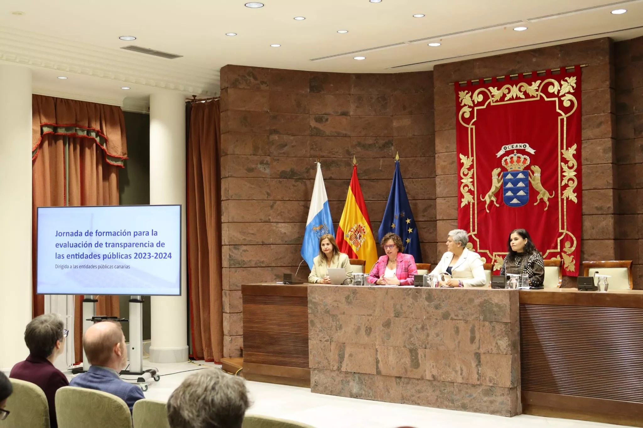 Representantes de diferentes administraciones públicas en una jornada del Comisionado de Transparencia. / AINOHA CRUZ-AH