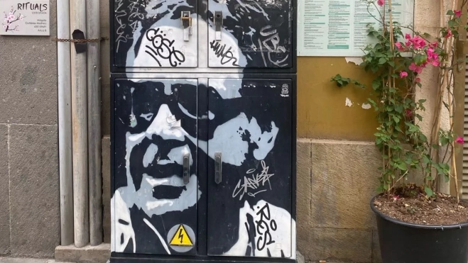 Martín Chirino, del que se celebra ahora su centenario, resiste en la calle Mendizábal, aunque asediado por las pintadas. / AH Martín Chirino, del que se celebra ahora su centenario, resiste en la calle Mendizábal, aunque asediado por las pintadas. / AH