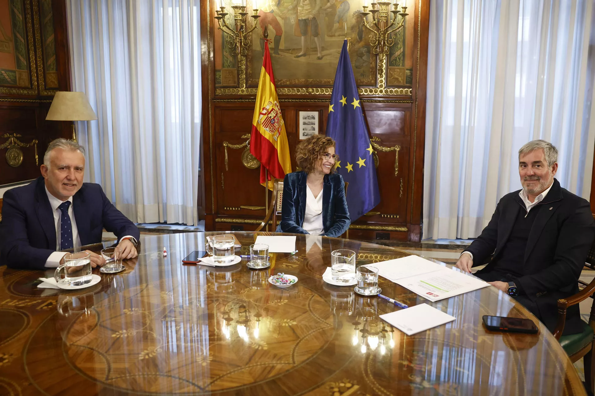 Canarias y el Gobierno central se dan otra semana para ajustar el reparto de menores migrantes. Ángel Víctor Torres, María Jesús Montero y Fernando Clavijo, antes de la reunión de este lunes. / CHEMA MOYA-EFE 