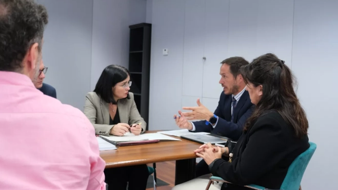 En la imagen, un momento de la reunión entre Carolina Darias y Mariano Hernández Zapata. / AH