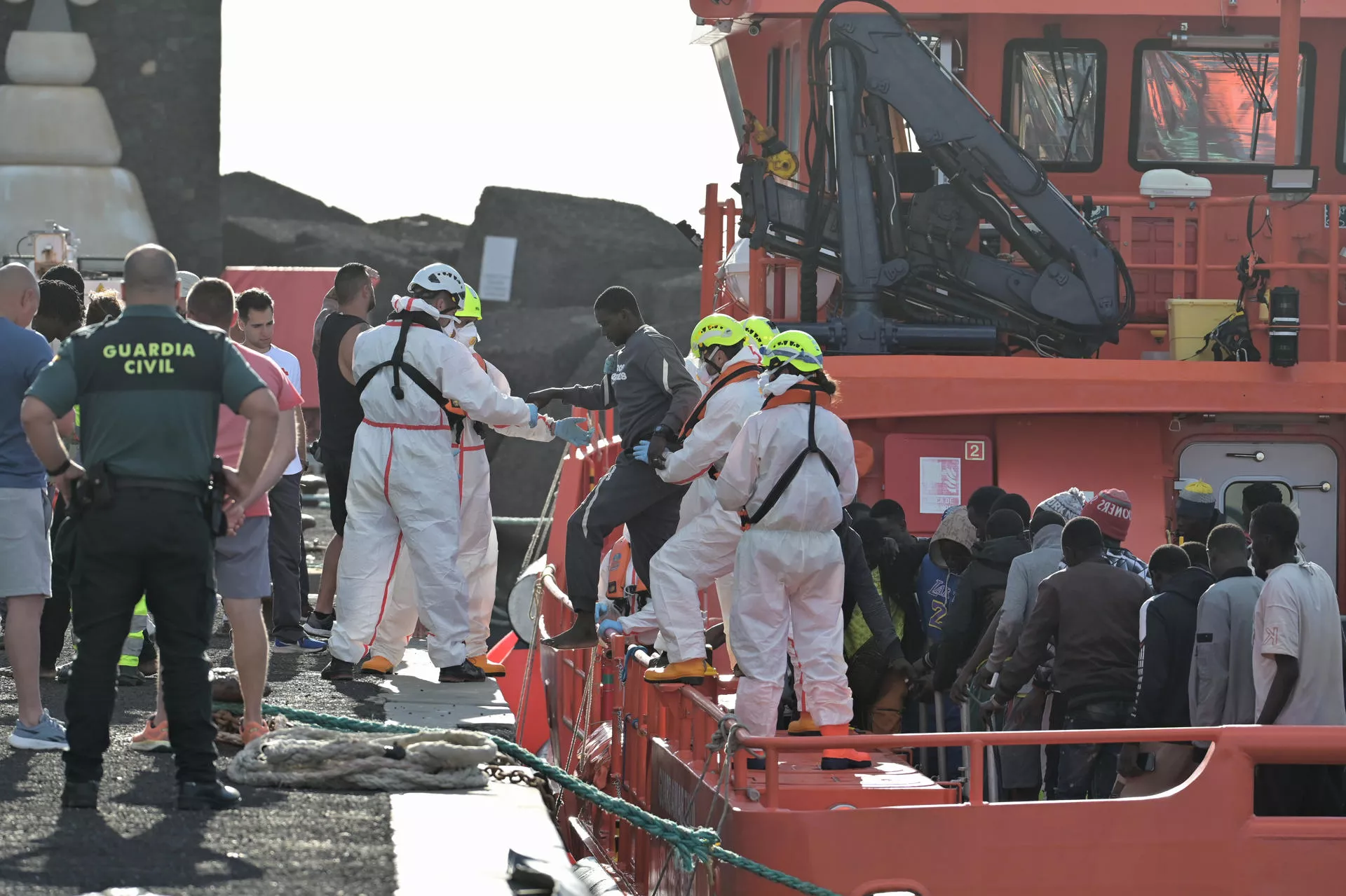 Salvamento Marítimo durante el rescate este lunes a 66 hombres que viajaban en un cayuco. / EFE - GELMERT FINOL