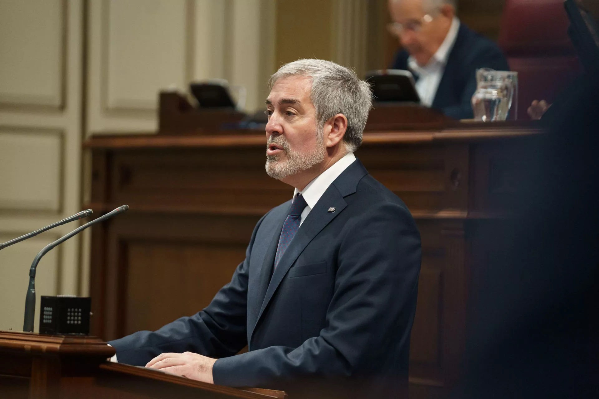 Canarias se enfrentará a Ayuso en el Constitucional para defender el reparto de menores migrantes. En la imagen, Fernando Clavijo durante su discurso en el Debate General sobre el Estado de la Nacionalidad Canaria. / RAMÓN DE LA ROCHA-EFE