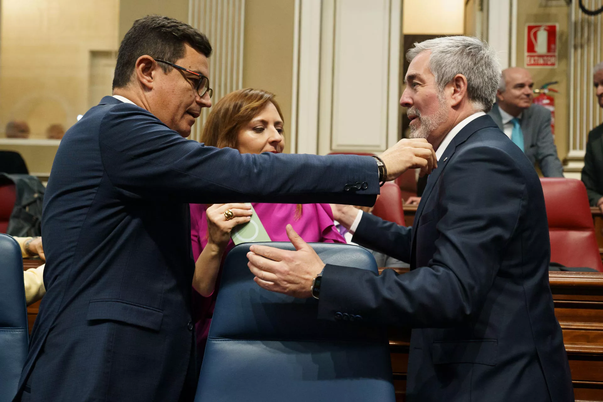 Clavijo mantiene la apuesta: Canarias limitará la compra de viviendas a extranjeros. En la imagen, el presidente de Canarias dialoga con los consejeros regionales Pablo Rodríguez y Nieves Lady Barreto. / RAMÓN DE LA ROCHA-EFE