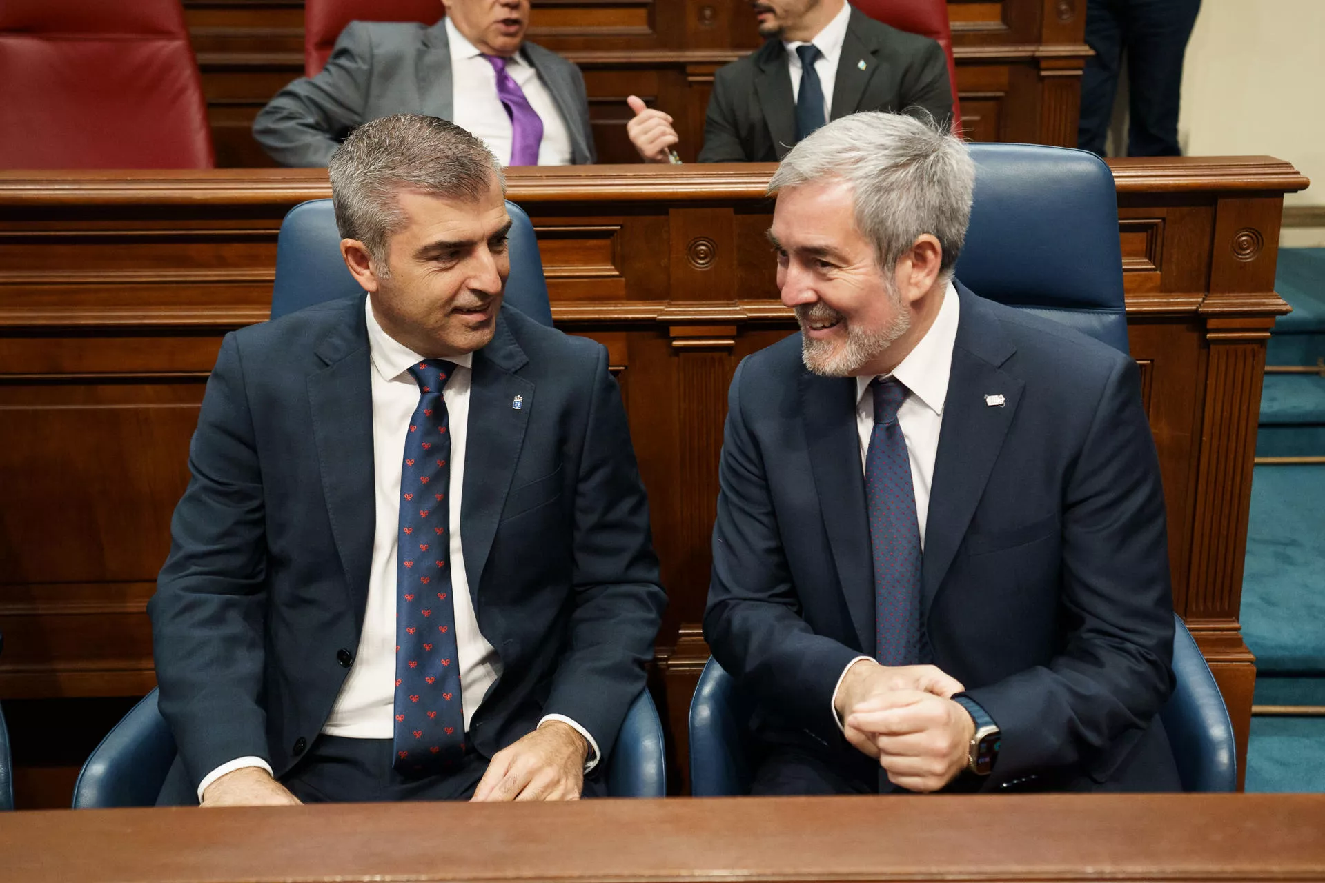 Manuel Domínguez y Fernando Clavijo, antes del inicio del Debate General sobre el Estado de la Nacionalidad Canaria. / RAMÓN DE LA ROCHA-EFE