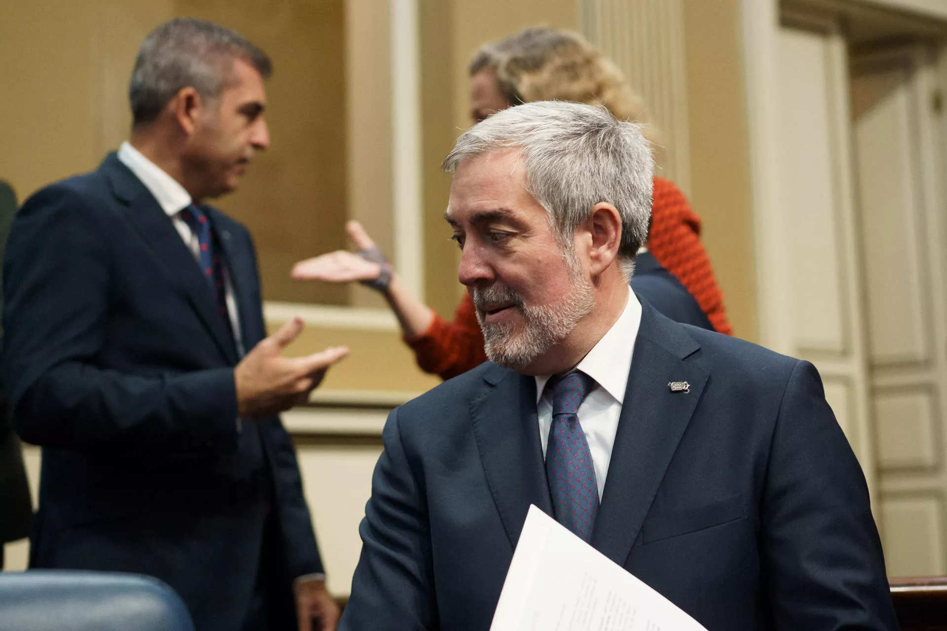 El presidente de Canarias, Fernando Clavijo, llega al Parlamento para participar en el segundo Debate sobre el estado de la Nacionalidad de la legislatura./ EFE/Ramón de la Rocha