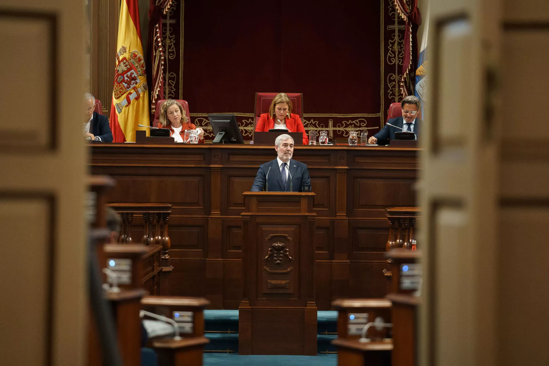 El presidente de Canarias, Fernando Clavijo (d), se dirige al pleno del Parlamento en la apertura del segundo Debate sobre el estado de la Nacionalidad de la legislatura. / EFE - RAMÓN DE LA ROCHA