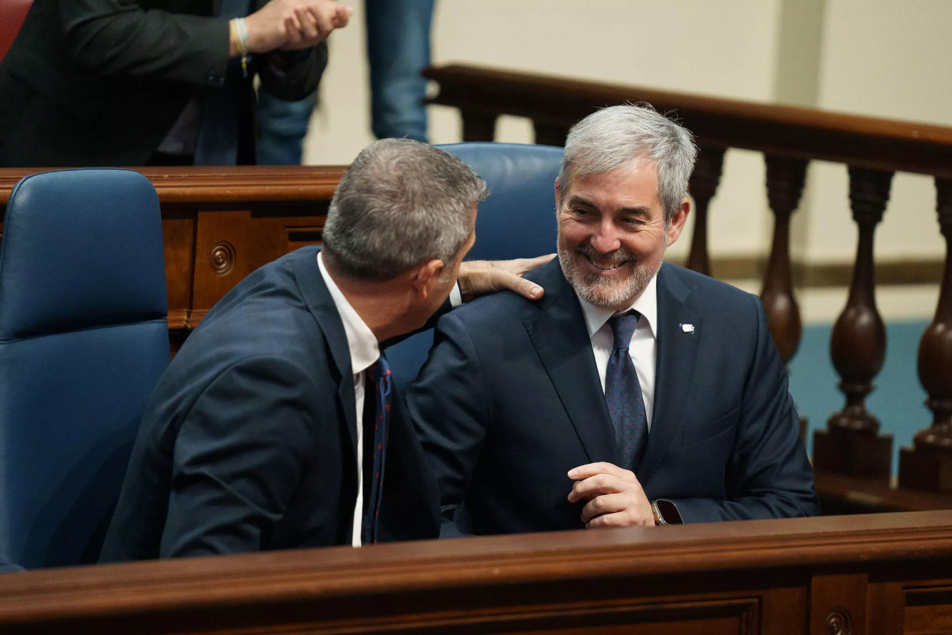 Manuel Domínguez felicita a Fernando Clavijo tras su discurso en el Debate General sobre el Estado de la Nacionalidad Canaria. / RAMÓN DE LA ROCHA-EFE