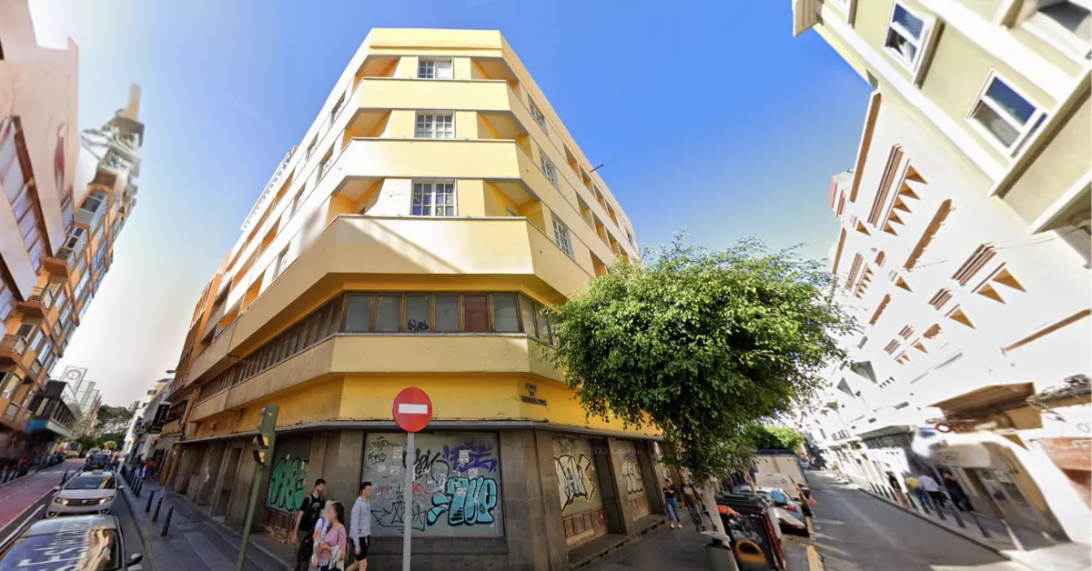 El edificio de viviendas de la calle Nicolás Estévanez del que Sareb prevé desahuciar a ocho familias / AH