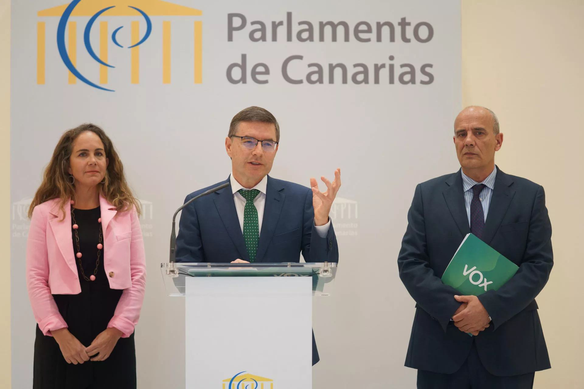 Los diputados de Vox, Nicasio Galván (c), Paula Jover (i) y Javier Nieto (d). / EFE – RAMÓN DE LA ROCHA