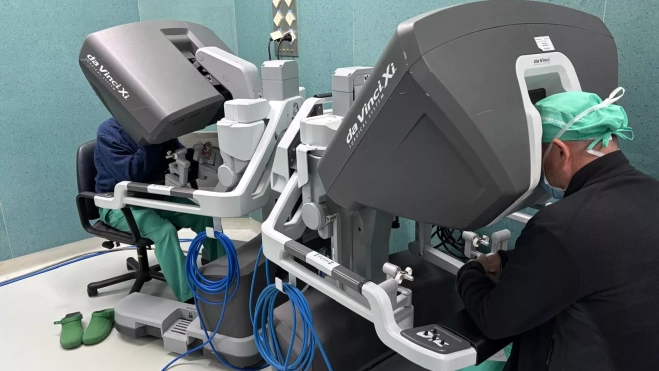 Cirujano manejando el robot Da vinci. /HUC