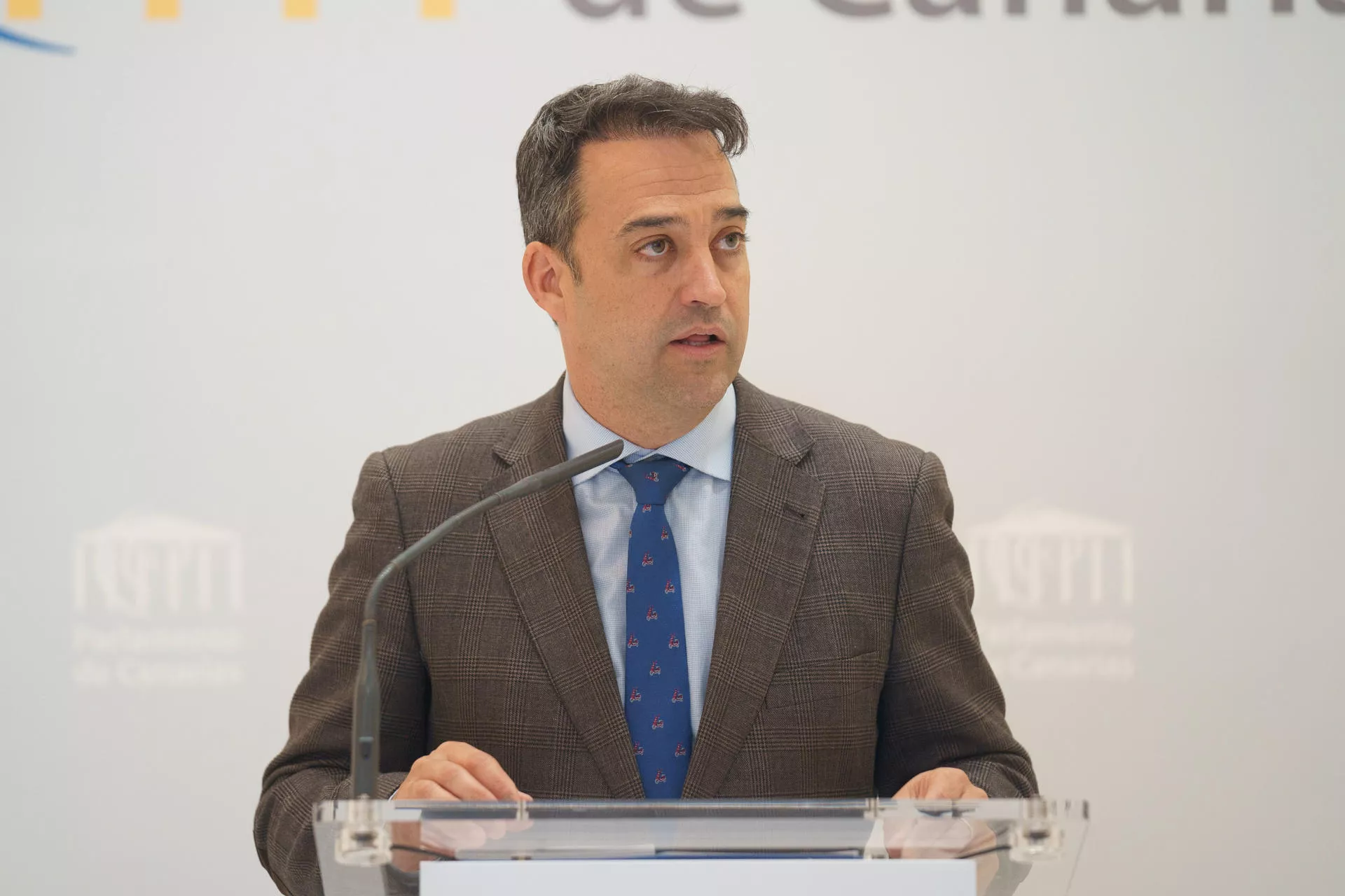  El presidente del grupo Popular, Juan Manuel García Casañas, en rueda de prensa. / EFE - RAMÓN DE LA ROCHA